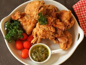 Resep Pembaca : Ayam Goreng Bawang Putih yang Renyah Harum Resep Pembaca : Ayam Goreng Bawang Putih yang Renyah Harum