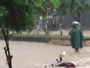 Penampakan Banjir di Magetan yang Bikin 3 Motor Terseret