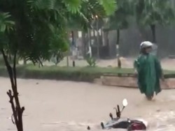 Penampakan Banjir di Magetan yang Bikin 3 Motor Terseret