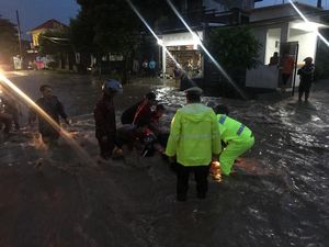 Banjir dengan Arus Deras Terjadi di Magetan, 3 Motor Sempat Terseret