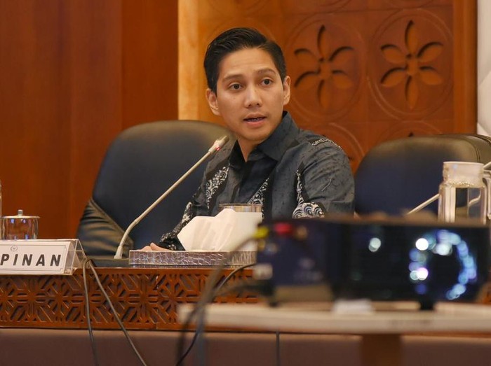 Pemerintah memberi tahu rencana impor 1 juta ton beras. Gerindra mengkritik kebijakan itu.