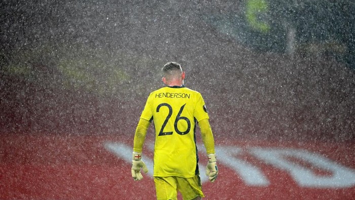 MANCHESTER, ENGLAND - MARCH 11: Dean Henderson of Manchester United looks on as rain falls during the UEFA Europa League Round of 16 First Leg match between Manchester United and A.C. Milan at Old Trafford on March 11, 2021 in Manchester, England. Sporting stadiums around the UK remain under strict restrictions due to the Coronavirus Pandemic as Government social distancing laws prohibit fans inside venues resulting in games being played behind closed doors. (Photo by Laurence Griffiths/Getty Images)