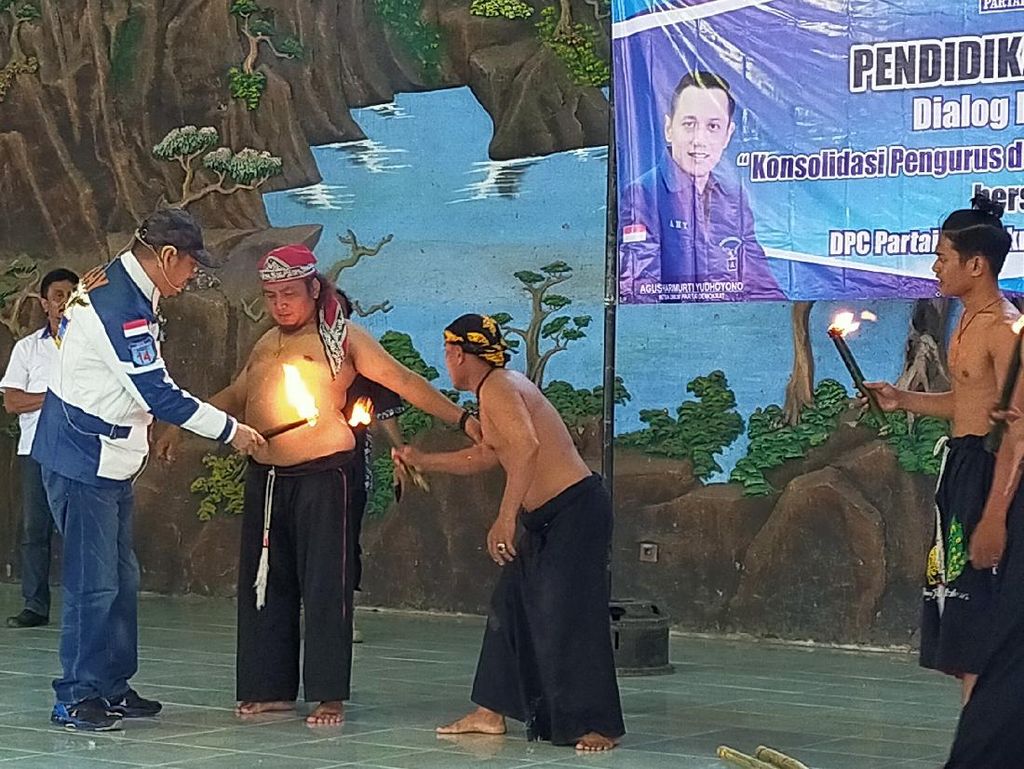 Penampakan Pasukan Sakti Demokrat Banyuwangi yang Siap Bela AHY Penampakan Pasukan Sakti Demokrat Banyuwangi yang Siap Bela AHY