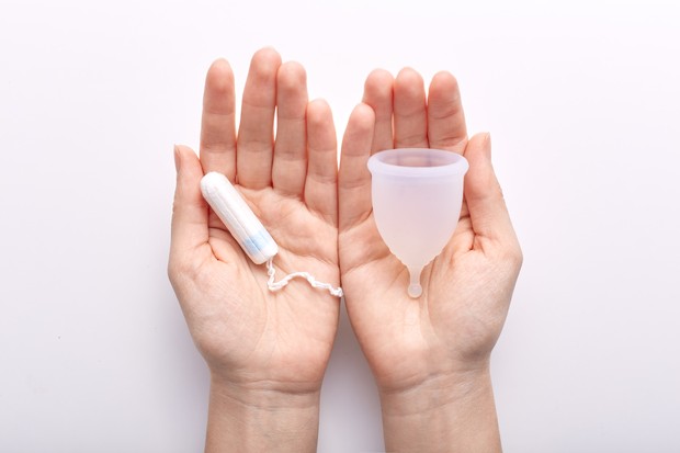Foto: freepik.com Tampon dan menstrual cup.