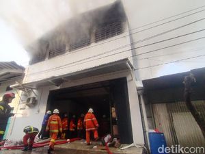 Gudang Barang Pecah Belah di Surabaya Terbakar, Asap Hitam Membumbung Tinggi