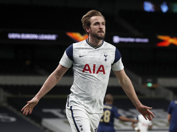 Tottenham's Harry Kane celebrates after scoring the opening goal during the Europa League round of 16, first leg, soccer match between Tottenham Hotspur and Dinamo Zagreb at the Tottenham Hotspur Stadium in London, England, Thursday, March 11, 2021. (AP photo/Alastair Grant, Pool)