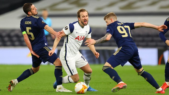 LONDON, ENGLAND - MARCH 11: Harry Kane of Tottenham Hotspur is tackled by Arijan Ademi and Kristijan Jakic of Dinamo Zagreb during the UEFA Europa League Round of 16 First Leg match between Tottenham Hotspur and Dinamo Zagreb at Tottenham Hotspur Stadium on March 11, 2021 in London, England. Sporting stadiums around the UK remain under strict restrictions due to the Coronavirus Pandemic as Government social distancing laws prohibit fans inside venues resulting in games being played behind closed doors. (Photo by Julian Finney/Getty Images)