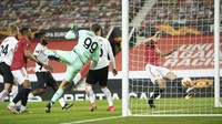 Bola sepakan Maguire ini cuma membentur tiang dan memantul di depan garis gawang, sebelum kemudian disapu barisan belakang AC Milan. (Foto: AP/Dave Thompson)