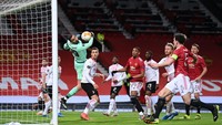 Begini momen peluang emas yang dibuang oleh Harry Maguire. (Foto: Getty Images/Laurence Griffiths)
