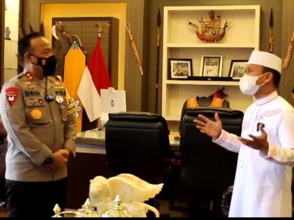 Ke Kalteng, Ustad Dasad Latif Sampaikan Vaksin Adalah Ikhtiar Melawan Wabah Ke Kalteng, Ustad Dasad Latif Sampaikan Vaksin Adalah Ikhtiar Melawan Wabah