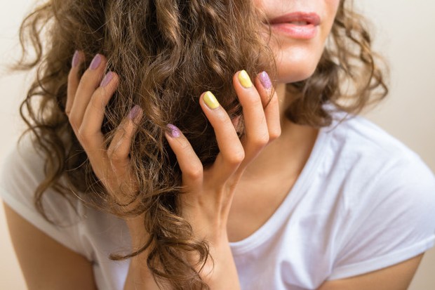 Keringkan rambut dengan teknik scrunch/foto: freepik.com Keringkan rambut dengan teknik scrunch