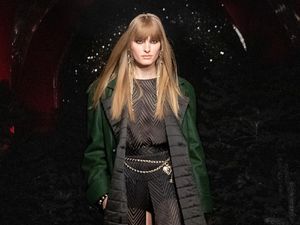 10 Koleksi Terbaru Chanel, Gaya Parisian Chic untuk Girls Night Out