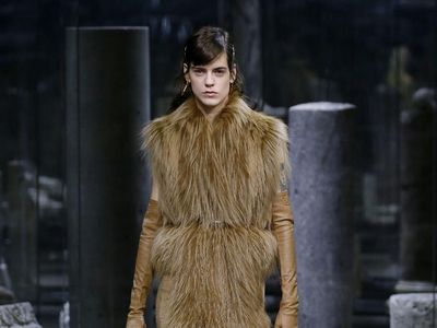 15 Koleksi Fendi Fall Winter 2021, Karya Perdana Kim Jones