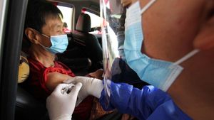 Lansia DKI Kini Bisa Vaksinasi COVID-19 secara Drive Thru