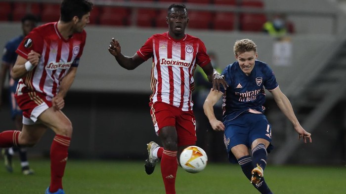 Arsenals Martin Odegaard, shoots to score the opening goal during the Europa League round of 16, first leg, soccer match between Olympiacos and Arsenal at Georgios Karaiskakis stadium, in Piraeus port, near Athens, Thursday, March 11, 2021. (AP Photo/Thanassis Stavrakis)