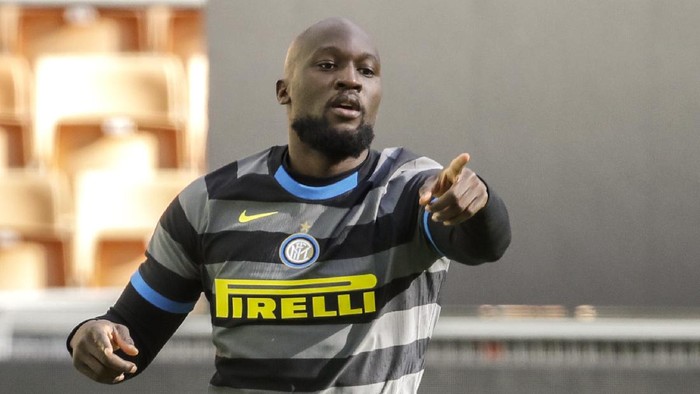 Inter Milans Romelu Lukaku celebrates after scoring his sides first goal during a Serie A soccer match between Inter Milan and Genoa at the San Siro stadium in Milan, Italy, Sunday, Feb. 28, 2021. (AP Photo/Luca Bruno)