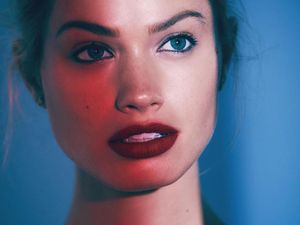 10 Foto Model Inspiratif yang Beralih Jadi Perawat COVID-19 Selama Pandemi