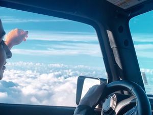 Heboh Wanita Tampak Mengemudi di Atas Awan