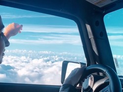 Heboh Wanita Tampak Mengemudi di Atas Awan