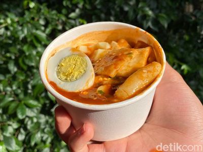 Jajan Tteokbokki dan Oden Murah Pinggir Jalan, Modal Rp 10 Ribu Saja!
