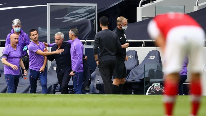 LONDON, ENGLAND - JULY 12: Jose Mourinho, Manager of Tottenham Hotspur celebrates with his bench after the Premier League match between Tottenham Hotspur and Arsenal FC at Tottenham Hotspur Stadium on July 12, 2020 in London, England. Football Stadiums around Europe remain empty due to the Coronavirus Pandemic as Government social distancing laws prohibit fans inside venues resulting in all fixtures being played behind closed doors. (Photo by Julian Finney/Getty Images)