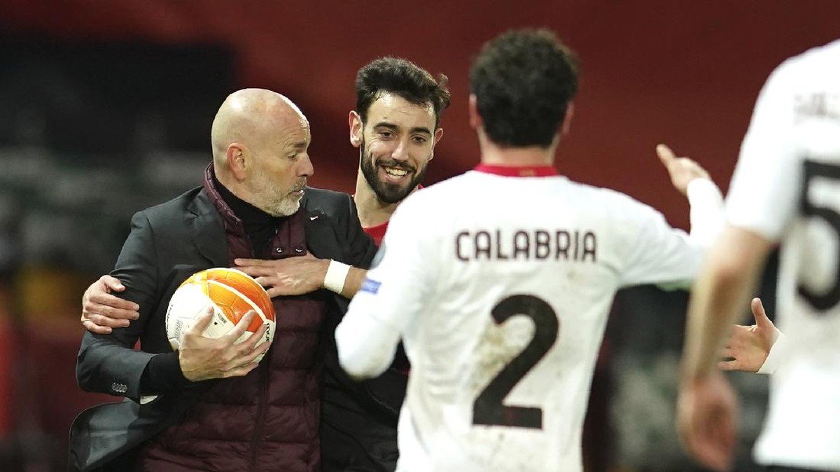 Stefano Pioli (kiri) puas dengan hasil imbang di laga MU vs Milan. (Foto: AP/Dave Thompson)