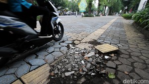 Duh, Guiding Block Tunanetra di Solo Ini Rusak-Nabrak Tiang