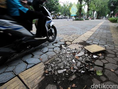 Duh, Guiding Block Tunanetra di Solo Ini Rusak-Nabrak Tiang