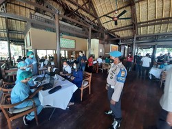 Manajer Hotel di NTB Rasakan Ngantuk dan Lapar Usai Divaksin