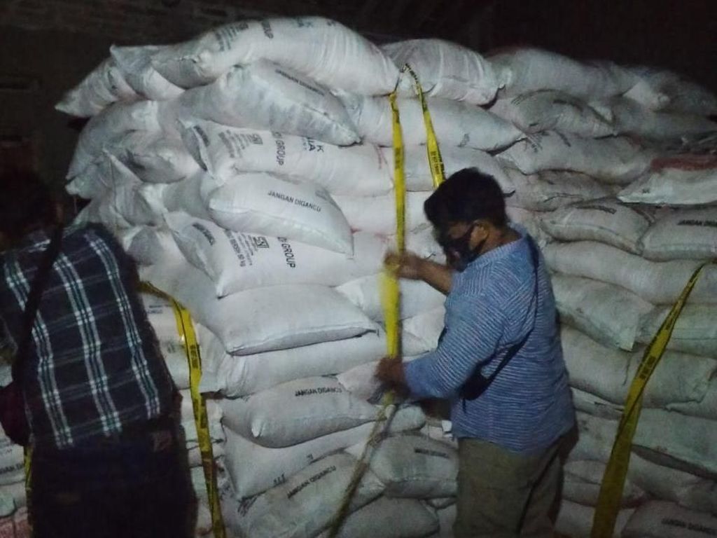 Jual Pupuk Bersubsidi Ilegal-Lebih Mahal, Pria di Sragen Ini Ditangkap Jual Pupuk Bersubsidi Ilegal-Lebih Mahal, Pria di Sragen Ini Ditangkap