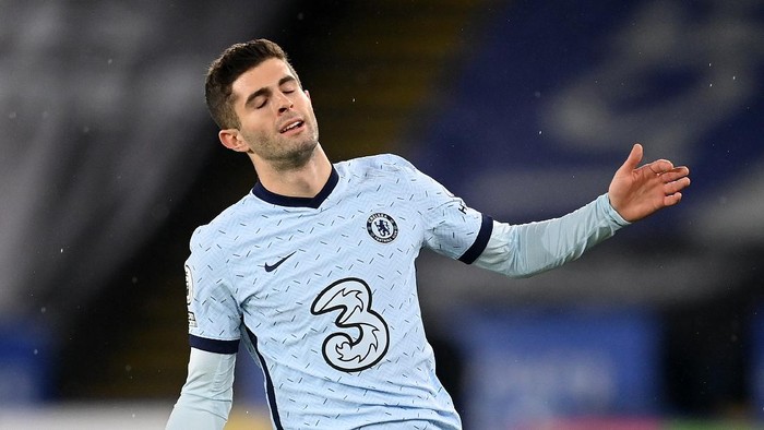 LEICESTER, ENGLAND - JANUARY 19: Christian Pulisic of Chelsea reacts as he attempts to control the ball during the Premier League match between Leicester City and Chelsea at The King Power Stadium on January 19, 2021 in Leicester, England. Sporting stadiums around the UK remain under strict restrictions due to the Coronavirus Pandemic as Government social distancing laws prohibit fans inside venues resulting in games being played behind closed doors. (Photo by Michael Regan/Getty Images)