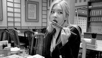 Cantiknya Rose BLACKPINK Saat Makan Roti dan Tempura
