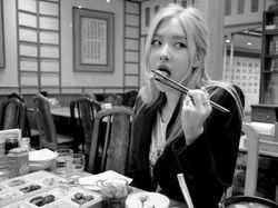 Cantiknya Rose BLACKPINK Saat Makan Roti dan Tempura Cantiknya Rose BLACKPINK Saat Makan Roti dan Tempura