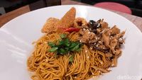 Nikmatnya Makan Mie Yamin Shitake Ditemani Musik Piringan Hitam