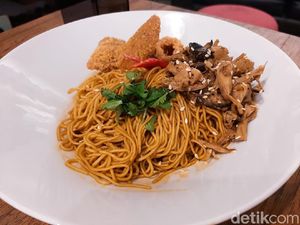 Nikmatnya Makan Mie Yamin Shitake Ditemani Musik Piringan Hitam Nikmatnya Makan Mie Yamin Shitake Ditemani Musik Piringan Hitam