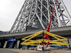 Ada Tombak Raksasa Nyasar di Depan Tokyo Skytree