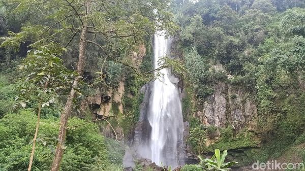 Curug Hangat Tersembunyi di Pegunungan Banjarnegara