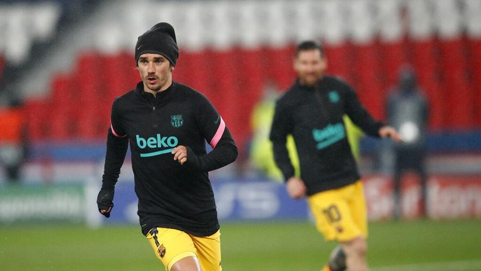 Barcelona's Antoine Griezmann warms up ahead of the Champions League, round of 16, second leg soccer match between Paris Saint-Germain and FC Barcelona at the Parc des Princes stadium in Paris, Wednesday, March 10, 2021. (AP Photo/Christophe Ena)