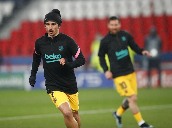 Barcelona's Antoine Griezmann warms up ahead of the Champions League, round of 16, second leg soccer match between Paris Saint-Germain and FC Barcelona at the Parc des Princes stadium in Paris, Wednesday, March 10, 2021. (AP Photo/Christophe Ena)