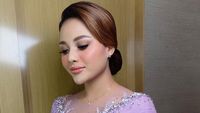 Kecantikan 7 Artis indonesia Pakai Kebaya saat Lamaran, Aurel Manglingi