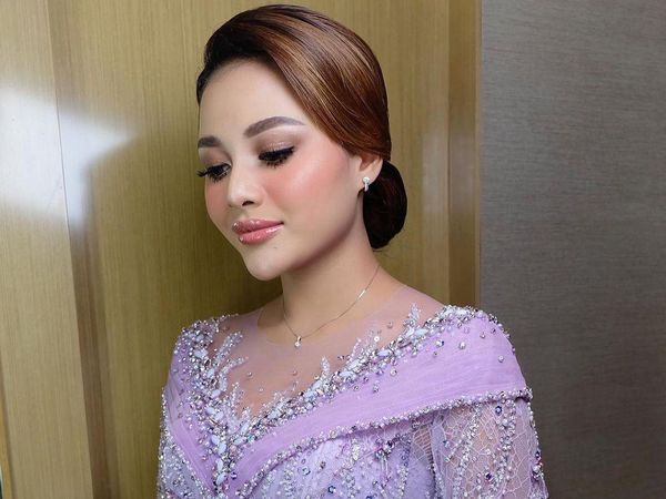 Kecantikan 7 Artis indonesia Pakai Kebaya saat Lamaran, Aurel Manglingi