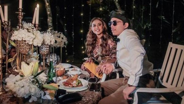 Momen Manis Aurel Hermansyah dan Atta Halilintar Saat Kulineran