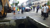 Potret Bobby Beraksi Pimpin Normalisasi Parit di Medan Demi Cegah Banjir