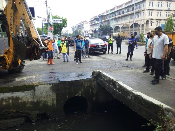 Potret Bobby Beraksi Pimpin Normalisasi Parit di Medan Demi Cegah Banjir