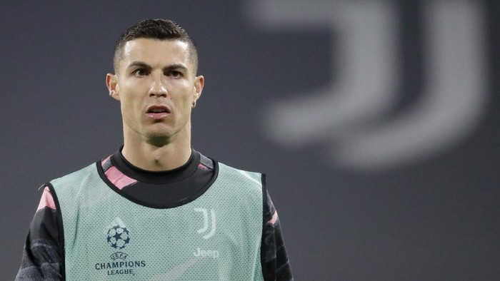 Juventus Cristiano Ronaldo stands on the pitch during warmup before the Champions League, round of 16, second leg, soccer match between Juventus and Porto in Turin, Italy, Tuesday, March 9, 2021. (AP Photo/Luca Bruno)