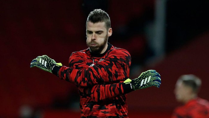 MANCHESTER, ENGLAND - FEBRUARY 21: David de Gea of Manchester United warms up prior to the Premier League match between Manchester United and Newcastle United at Old Trafford on February 21, 2021 in Manchester, England. Sporting stadiums around the UK remain under strict restrictions due to the Coronavirus Pandemic as Government social distancing laws prohibit fans inside venues resulting in games being played behind closed doors. (Photo by Phil Noble - Pool/Getty Images)