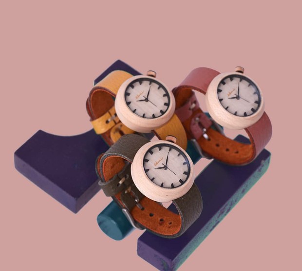 jam tangan kayu eboni (sumber : instagram.com/eboniwatch) jam tangan kayu eboni (sumber : instagram.com/eboniwatch)