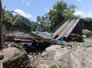 Jembatan di Nganjuk Rusak Imbas Arus Deras Banjir