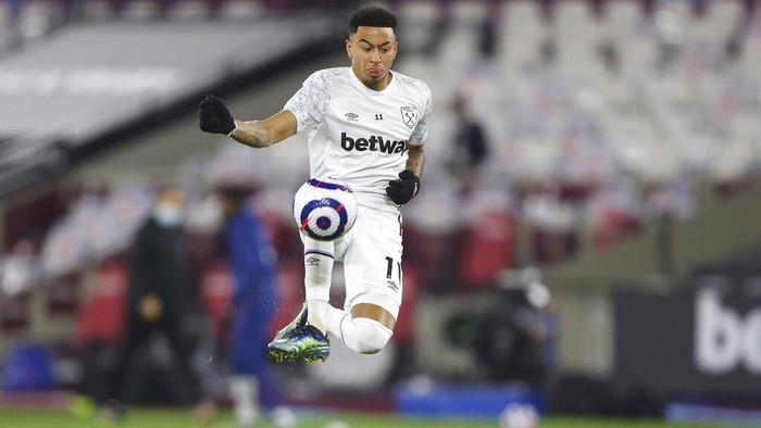 West Hams Jesse Lingard warms up ahead of the English Premier League soccer match between West Ham United and Leeds United at the London Stadium in London, England, Monday, March 8, 2021. (Julian Finney/Pool Photo via AP)