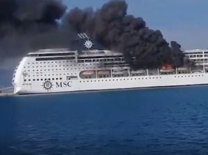 Kapal Pesiar Mewah Terbakar Saat Berlabuh di Yunani